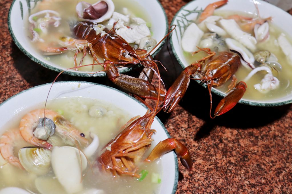 台南｜捌柒海產粥 超狂龍蝦海產粥 食尚玩家推薦．人氣排隊餐車美食 - 奇奇一起玩樂趣