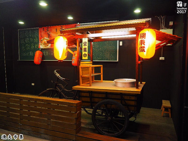 漁夫市集：漁夫市集，復古廟會場地內吃著海鮮熱炒，氣氛很嗨！