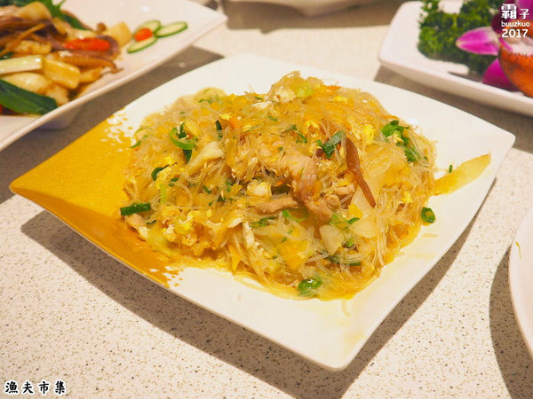 漁夫市集：漁夫市集，復古廟會場地內吃著海鮮熱炒，氣氛很嗨！