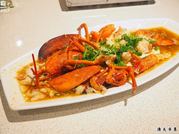 漁夫市集：漁夫市集，復古廟會場地內吃著海鮮熱炒，氣氛很嗨！