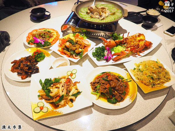 漁夫市集：漁夫市集，復古廟會場地內吃著海鮮熱炒，氣氛很嗨！