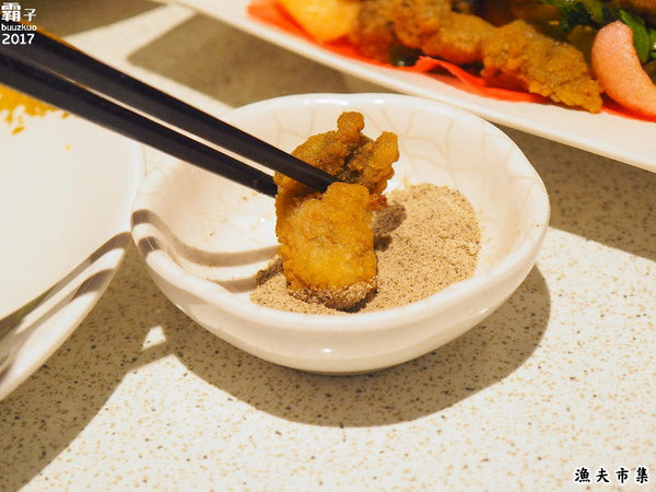 漁夫市集：漁夫市集，復古廟會場地內吃著海鮮熱炒，氣氛很嗨！