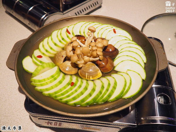 漁夫市集：漁夫市集，復古廟會場地內吃著海鮮熱炒，氣氛很嗨！