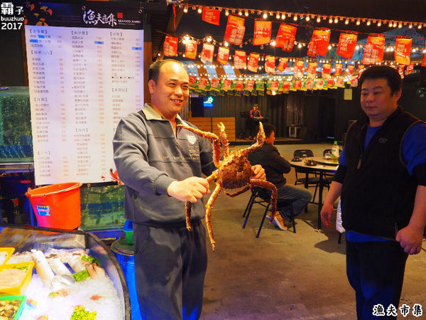 漁夫市集：漁夫市集，復古廟會場地內吃著海鮮熱炒，氣氛很嗨！