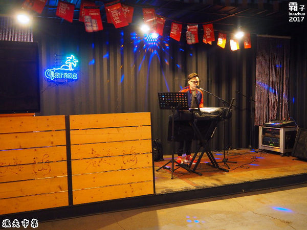 漁夫市集：漁夫市集，復古廟會場地內吃著海鮮熱炒，氣氛很嗨！