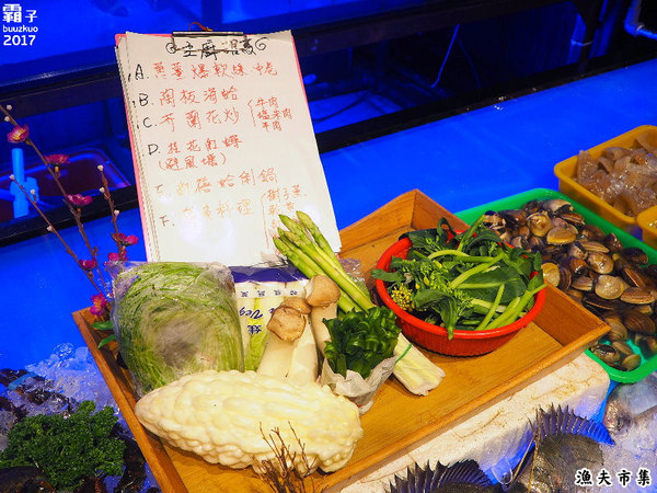 漁夫市集：漁夫市集，復古廟會場地內吃著海鮮熱炒，氣氛很嗨！