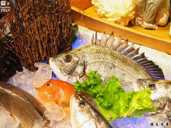 漁夫市集：漁夫市集，復古廟會場地內吃著海鮮熱炒，氣氛很嗨！