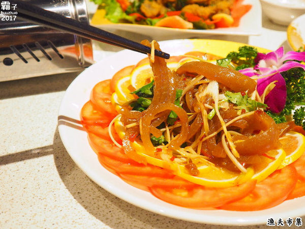 漁夫市集：漁夫市集，復古廟會場地內吃著海鮮熱炒，氣氛很嗨！