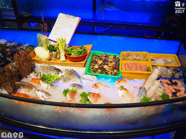 漁夫市集：漁夫市集，復古廟會場地內吃著海鮮熱炒，氣氛很嗨！