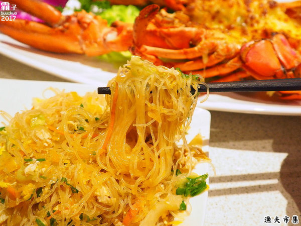 漁夫市集：漁夫市集，復古廟會場地內吃著海鮮熱炒，氣氛很嗨！