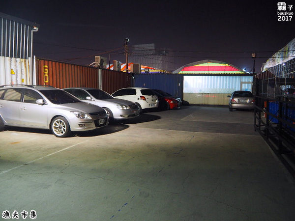 漁夫市集：漁夫市集，復古廟會場地內吃著海鮮熱炒，氣氛很嗨！