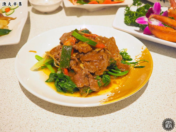 漁夫市集：漁夫市集，復古廟會場地內吃著海鮮熱炒，氣氛很嗨！