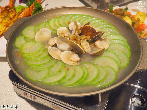 漁夫市集：漁夫市集，復古廟會場地內吃著海鮮熱炒，氣氛很嗨！