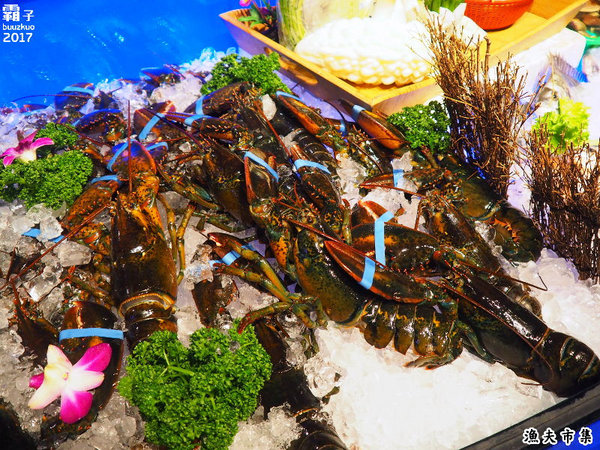 漁夫市集：漁夫市集，復古廟會場地內吃著海鮮熱炒，氣氛很嗨！