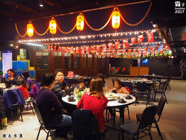 漁夫市集：漁夫市集，復古廟會場地內吃著海鮮熱炒，氣氛很嗨！