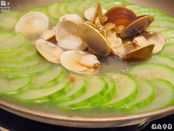 漁夫市集：漁夫市集，復古廟會場地內吃著海鮮熱炒，氣氛很嗨！