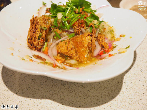 漁夫市集：漁夫市集，復古廟會場地內吃著海鮮熱炒，氣氛很嗨！