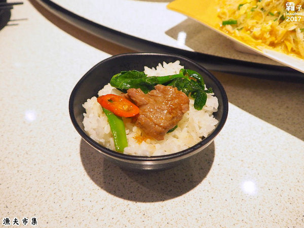 漁夫市集：漁夫市集，復古廟會場地內吃著海鮮熱炒，氣氛很嗨！