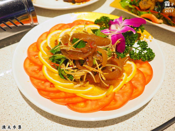 漁夫市集：漁夫市集，復古廟會場地內吃著海鮮熱炒，氣氛很嗨！