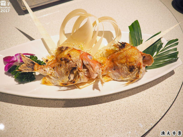 漁夫市集：漁夫市集，復古廟會場地內吃著海鮮熱炒，氣氛很嗨！