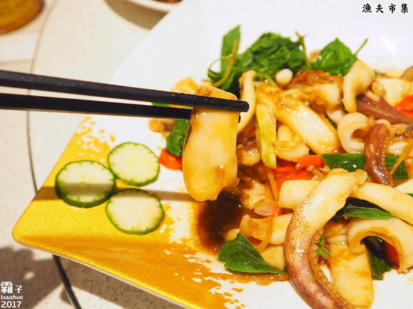 漁夫市集：漁夫市集，復古廟會場地內吃著海鮮熱炒，氣氛很嗨！