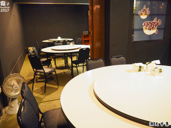 漁夫市集：漁夫市集，復古廟會場地內吃著海鮮熱炒，氣氛很嗨！