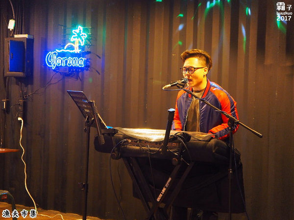 漁夫市集：漁夫市集，復古廟會場地內吃著海鮮熱炒，氣氛很嗨！