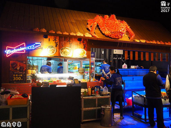 漁夫市集：漁夫市集，復古廟會場地內吃著海鮮熱炒，氣氛很嗨！