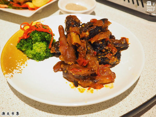 漁夫市集：漁夫市集，復古廟會場地內吃著海鮮熱炒，氣氛很嗨！