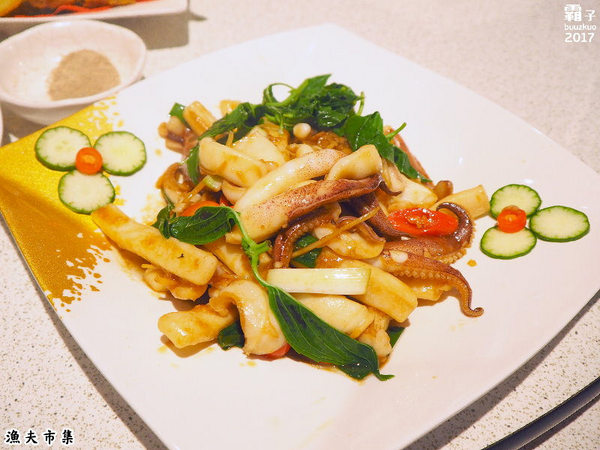 漁夫市集：漁夫市集，復古廟會場地內吃著海鮮熱炒，氣氛很嗨！