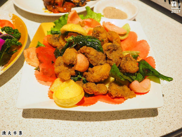 漁夫市集：漁夫市集，復古廟會場地內吃著海鮮熱炒，氣氛很嗨！