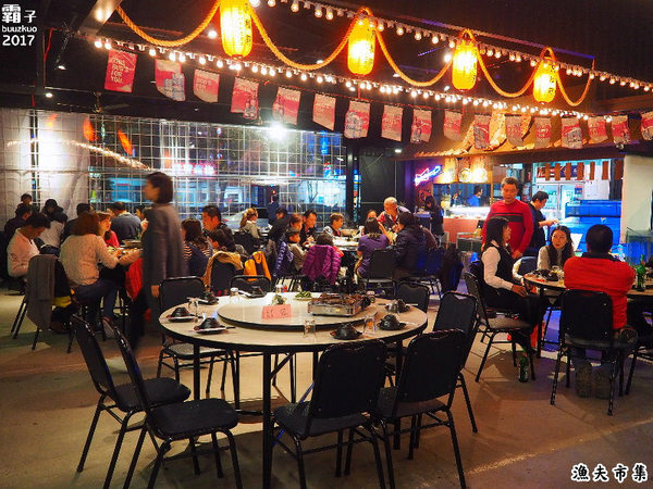 漁夫市集：漁夫市集，復古廟會場地內吃著海鮮熱炒，氣氛很嗨！