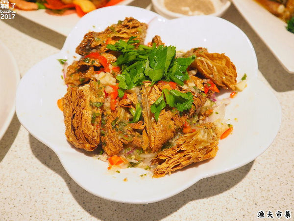 漁夫市集：漁夫市集，復古廟會場地內吃著海鮮熱炒，氣氛很嗨！