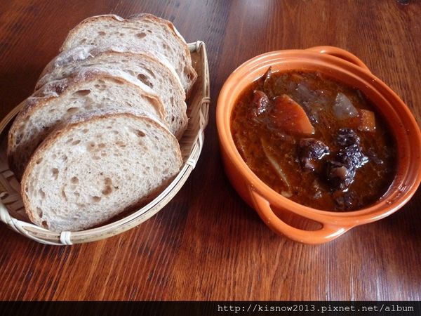 百六砌14-麵包與燉牛肉.JPG