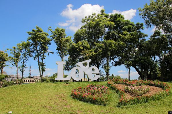 晶麒莊園: 【桃園平鎮景點】晶麒莊園宴會館HONEYWOOD CAFÉ~異國歐式夢幻教堂/浪漫LOVE花園/喜宴餐廳/桃園平鎮免費熱拍新景點