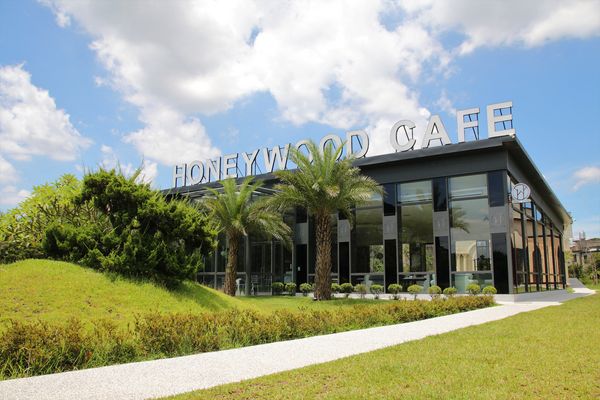 晶麒莊園: 【桃園平鎮景點】晶麒莊園宴會館HONEYWOOD CAFÉ~異國歐式夢幻教堂/浪漫LOVE花園/喜宴餐廳/桃園平鎮免費熱拍新景點