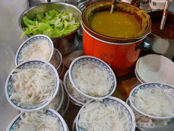 呷二嘴05-烹調檯上的米苔目