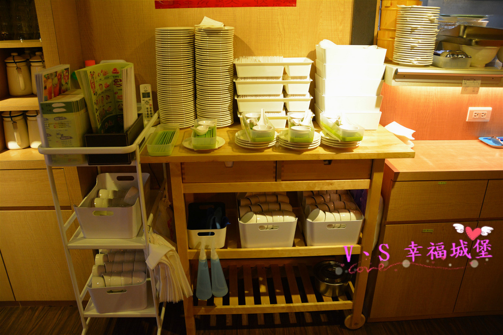 【板橋美食】板橋愛買 貍小籠港式點心 ~ 可愛的小黑芝麻包、小綠抹茶包正呼喚你，平價的港式點心，你一定不能錯過。。。。