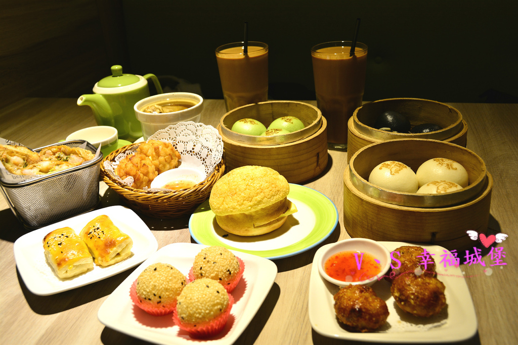 【板橋美食】板橋愛買 貍小籠港式點心 ~ 可愛的小黑芝麻包、小綠抹茶包正呼喚你，平價的港式點心，你一定不能錯過。。。。