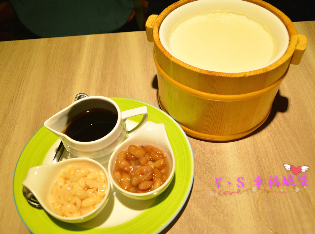 【板橋美食】板橋愛買 貍小籠港式點心 ~ 可愛的小黑芝麻包、小綠抹茶包正呼喚你，平價的港式點心，你一定不能錯過。。。。