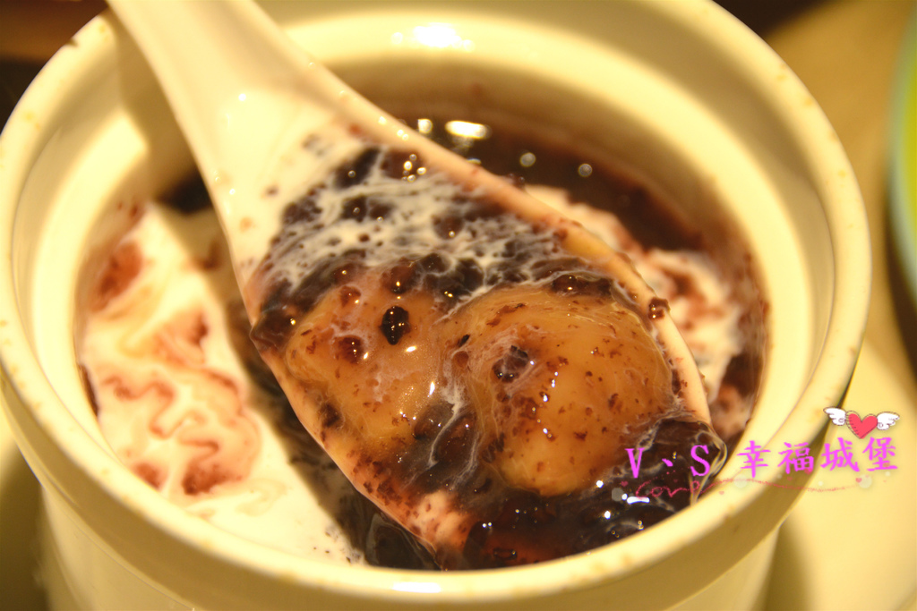 【板橋美食】板橋愛買 貍小籠港式點心 ~ 可愛的小黑芝麻包、小綠抹茶包正呼喚你，平價的港式點心，你一定不能錯過。。。。