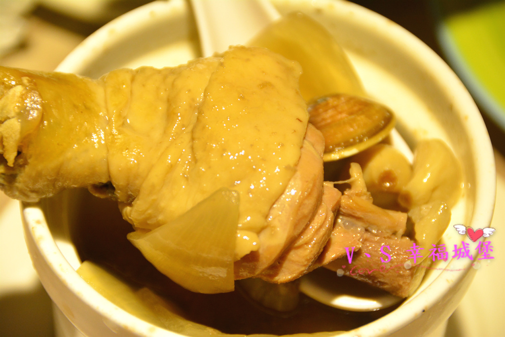 【板橋美食】板橋愛買 貍小籠港式點心 ~ 可愛的小黑芝麻包、小綠抹茶包正呼喚你，平價的港式點心，你一定不能錯過。。。。