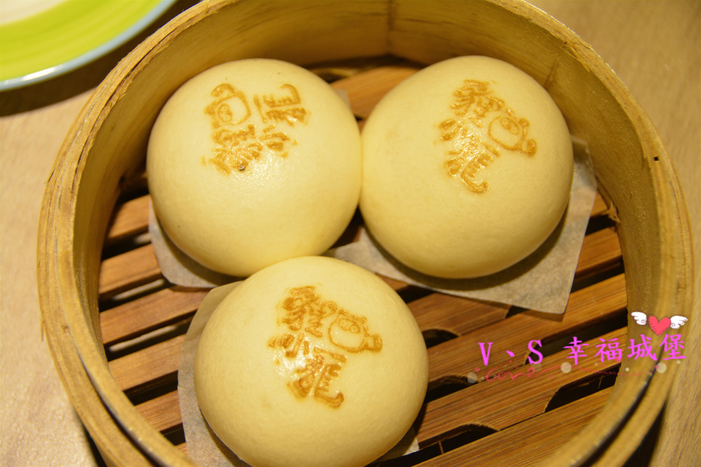 【板橋美食】板橋愛買 貍小籠港式點心 ~ 可愛的小黑芝麻包、小綠抹茶包正呼喚你，平價的港式點心，你一定不能錯過。。。。