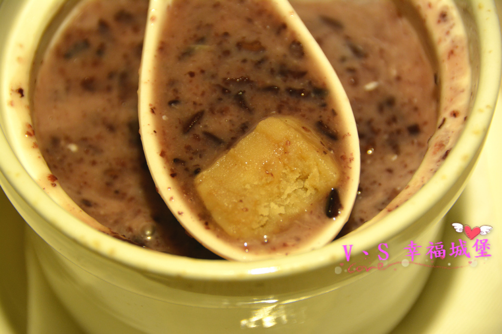 【板橋美食】板橋愛買 貍小籠港式點心 ~ 可愛的小黑芝麻包、小綠抹茶包正呼喚你，平價的港式點心，你一定不能錯過。。。。