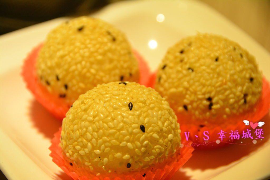 【板橋美食】板橋愛買 貍小籠港式點心 ~ 可愛的小黑芝麻包、小綠抹茶包正呼喚你，平價的港式點心，你一定不能錯過。。。。