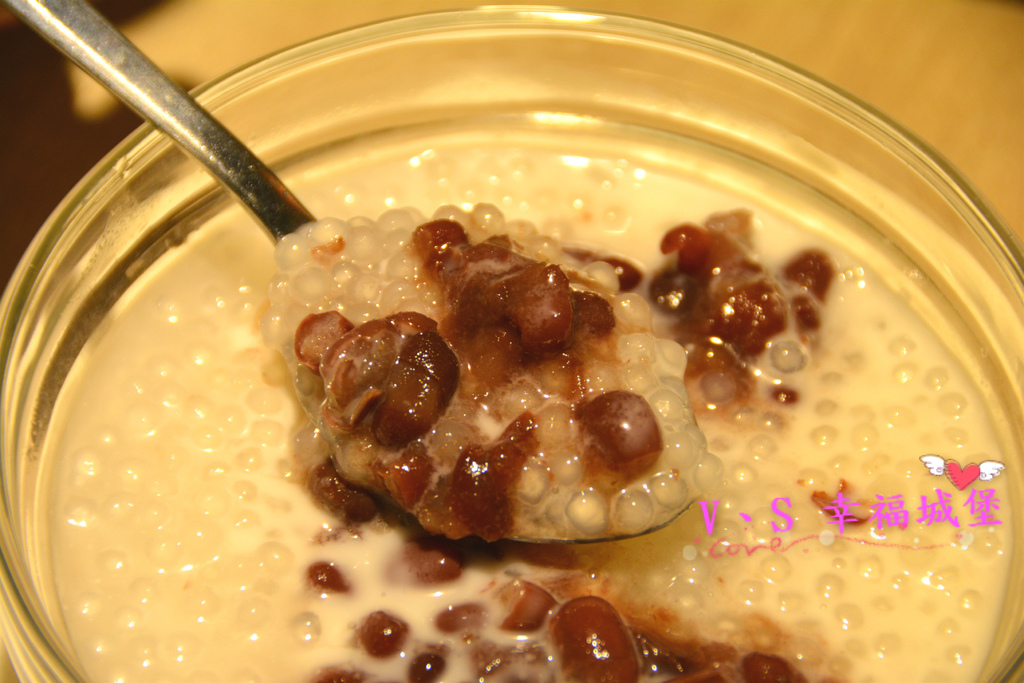 【板橋美食】板橋愛買 貍小籠港式點心 ~ 可愛的小黑芝麻包、小綠抹茶包正呼喚你，平價的港式點心，你一定不能錯過。。。。