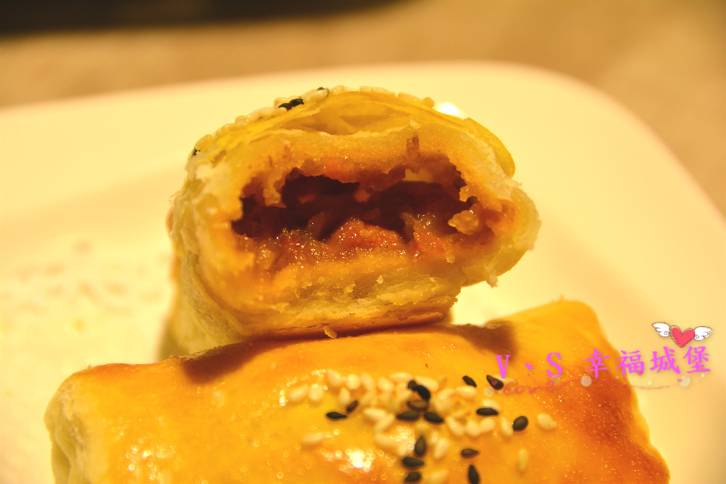 【板橋美食】板橋愛買 貍小籠港式點心 ~ 可愛的小黑芝麻包、小綠抹茶包正呼喚你，平價的港式點心，你一定不能錯過。。。。