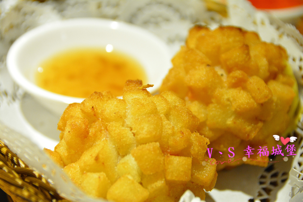 【板橋美食】板橋愛買 貍小籠港式點心 ~ 可愛的小黑芝麻包、小綠抹茶包正呼喚你，平價的港式點心，你一定不能錯過。。。。