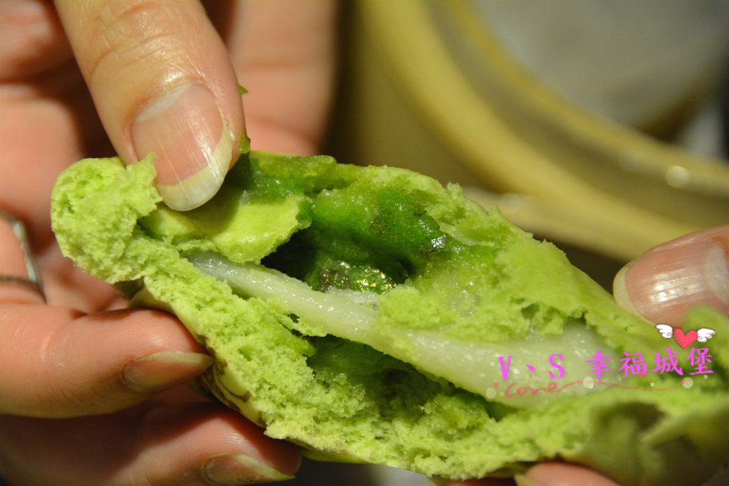 【板橋美食】板橋愛買 貍小籠港式點心 ~ 可愛的小黑芝麻包、小綠抹茶包正呼喚你，平價的港式點心，你一定不能錯過。。。。