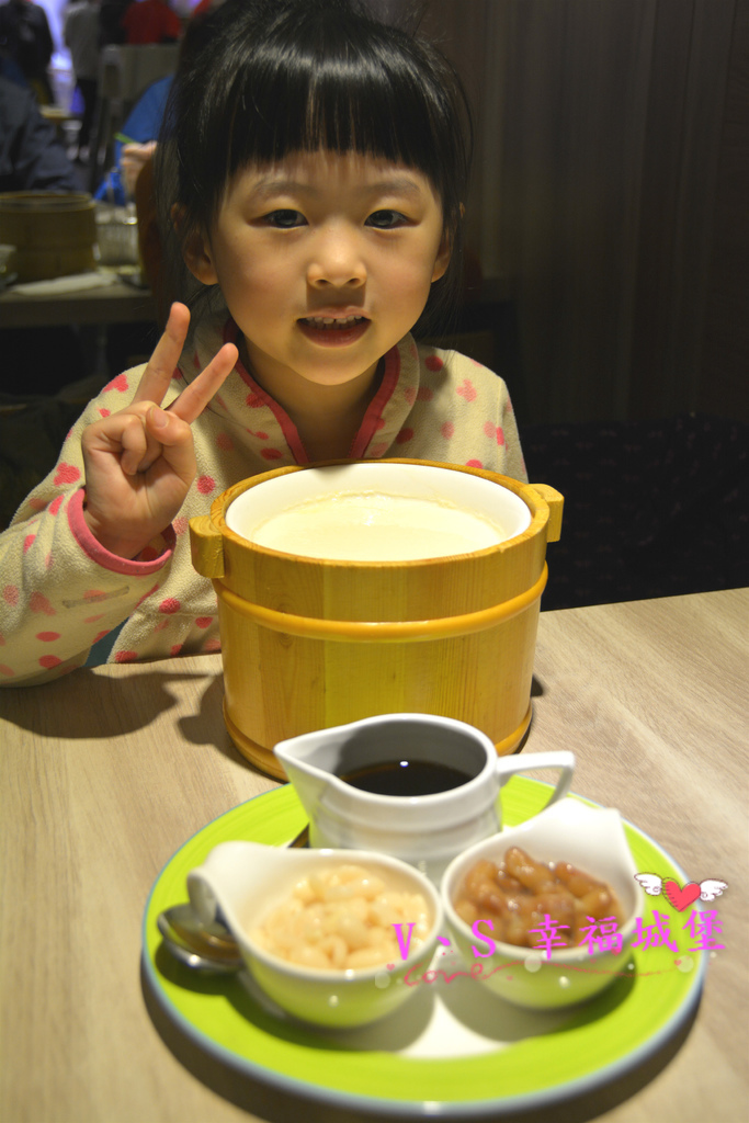 【板橋美食】板橋愛買 貍小籠港式點心 ~ 可愛的小黑芝麻包、小綠抹茶包正呼喚你，平價的港式點心，你一定不能錯過。。。。